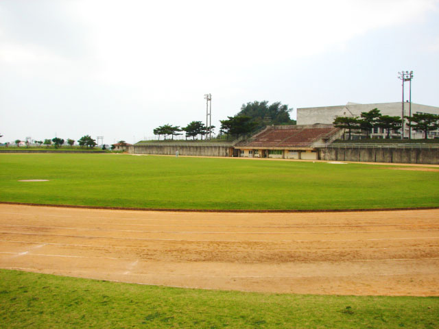 八重瀬町東風平運動公園陸上競技場